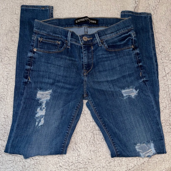 Express Jeans.. Distressed Leggings .. Mid-Rise.. Size 6 Reg